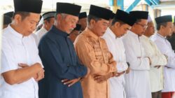 Gubernur Salat Iduladha Bersama Warga, Serahkan Hewan Kurban untuk Masyarakat