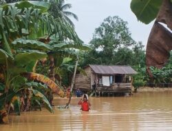 Damkar Nunukan Selamatkan Bocah dari Rumah yang Terkepung Banjir