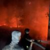 Berjibaku Dengan Api, Ditsamapta Polda Kaltara Tangani Kebakaran Lahan Seluas Dua Hektare di Desa Apung