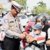 Polantas Karib Semarakkan HUT ke-81 RI, Ditlantas Polda Kaltara Bagikan 5.000 Bendera Merah Putih