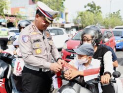 Polantas Karib Semarakkan HUT ke-81 RI, Ditlantas Polda Kaltara Bagikan 5.000 Bendera Merah Putih