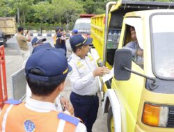 Urai Kemacetan, Dishub Tertibkan Antrean Kendaraan di SPBU Jalan Sengkawit