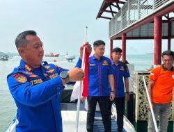 Polairud Polda Kaltara Perkuat Nasionalisme di Perbatasan, Ratusan Bendera Dibagikan ke Nelayan