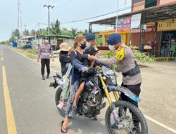 Kabut Asap Menyelimuti Sebatik, Brimob Kaltara Bergerak Lindungi Warga dengan Bagikan Masker