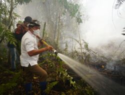 Gubernur Turun Langsung Padamkan Karhutla di Selimau