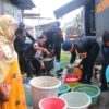 Satbrimob Polda Kaltara Salurkan Air Bersih kepada Masyarakat di Pantai Amal Tarakan