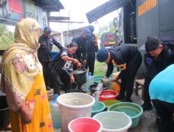 Satbrimob Polda Kaltara Salurkan Air Bersih kepada Masyarakat di Pantai Amal Tarakan